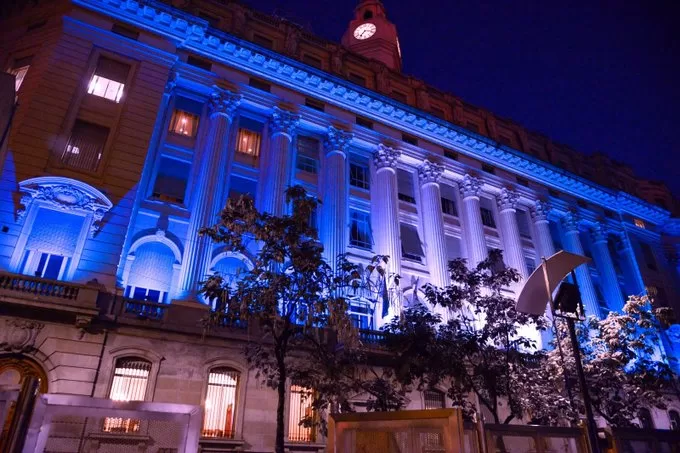 La Legislatura iluminada en solidaridad con las víctimas de la violencia
