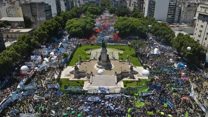 Masiva protesta contra el DNU y la mega ley «ómnibus»