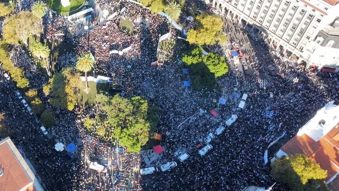 Milei sin autocrítica culpa a medios y políticos por la masividad en la marcha de ayer